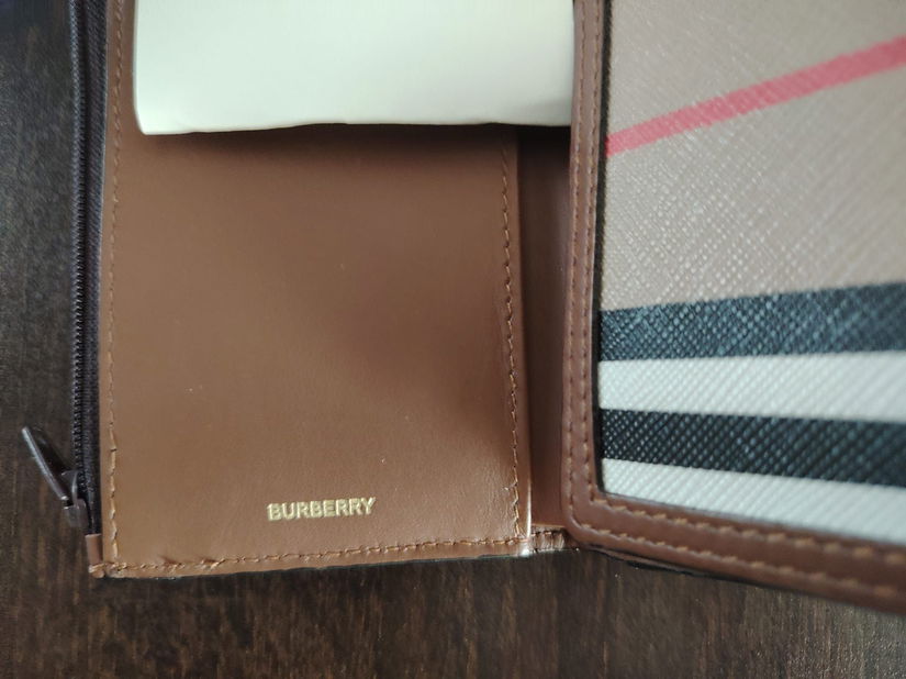Portofelul Burberry