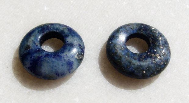 (2 bucati) Margele / pandantive mici forma donut din lapis lazuli NATURAL nevopsit