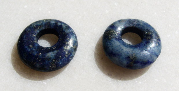 (2 bucati) Margele / pandantive mici forma donut din lapis lazuli NATURAL nevopsit