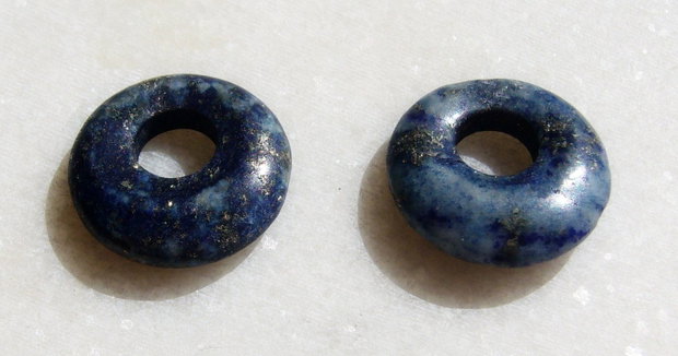 (2 bucati) Margele / pandantive mici forma donut din lapis lazuli NATURAL nevopsit