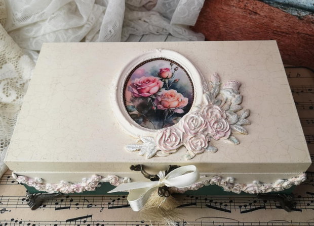 Cutie pentru bnijuterii cu aspect vintage-romantic