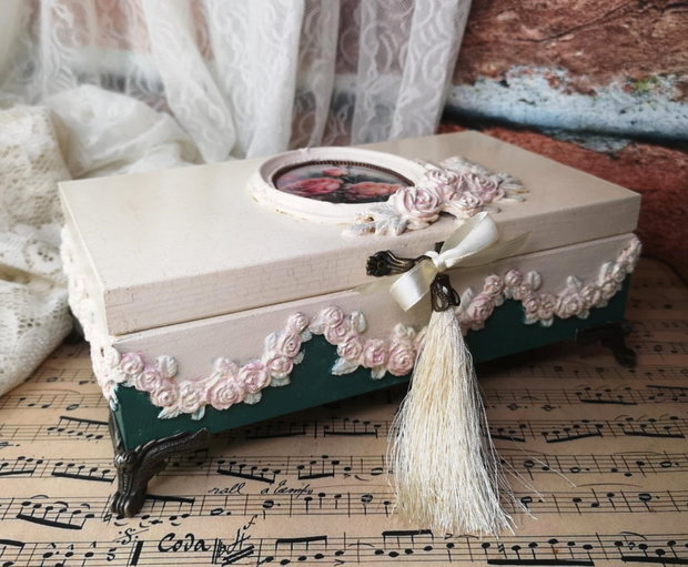 Cutie pentru bnijuterii cu aspect vintage-romantic