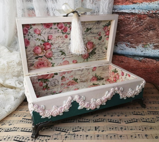 Cutie pentru bnijuterii cu aspect vintage-romantic