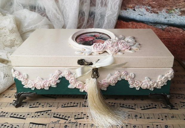 Cutie pentru bnijuterii cu aspect vintage-romantic