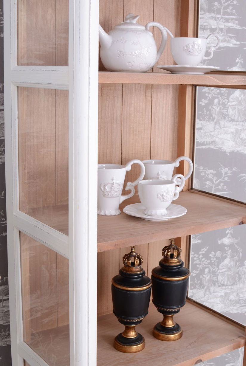Vitrina din lemn masiv alb antichizat cu decoratiuni