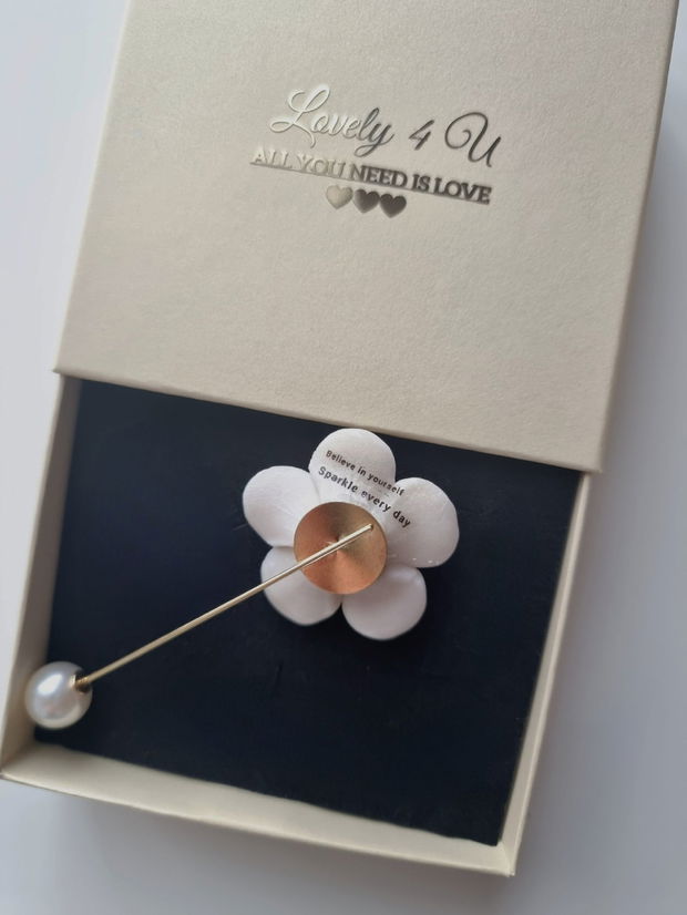 Brosa handmade cu floare perle și cristale Swarovski - ODRIDA