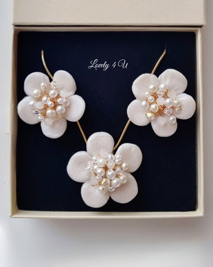 Set bijuterii handmade ODRIDA cercei și lănțișor cu flori, perle, cristale Swarovski, fir metalic inoxidabil placat cu aur