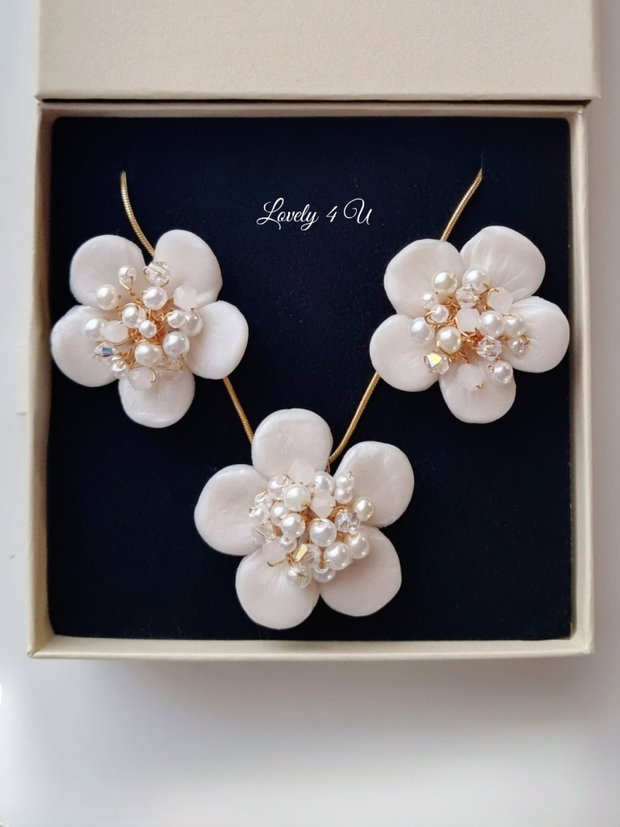Set bijuterii handmade ODRIDA cercei și lănțișor cu flori, perle, cristale Swarovski, fir metalic inoxidabil placat cu aur