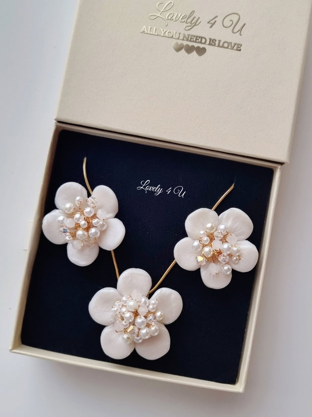 Set bijuterii handmade ODRIDA cercei și lănțișor cu flori, perle, cristale Swarovski, fir metalic inoxidabil placat cu aur