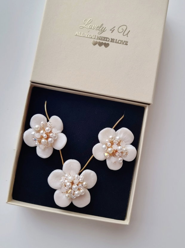 Set bijuterii handmade ODRIDA cercei și lănțișor cu flori, perle, cristale Swarovski, fir metalic inoxidabil placat cu aur
