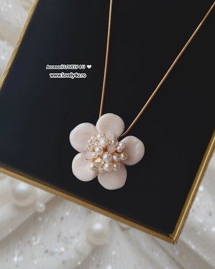 Colier cu floare handmade ODRIDA - lănțișor cu pandantiv detașabil cu perle