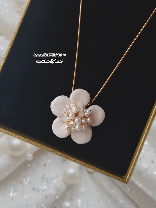 Colier cu floare handmade ODRIDA - lănțișor cu pandantiv detașabil cu perle