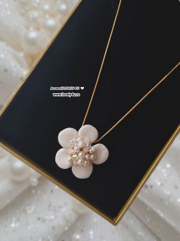 Colier cu floare handmade ODRIDA - lănțișor cu pandantiv detașabil cu perle