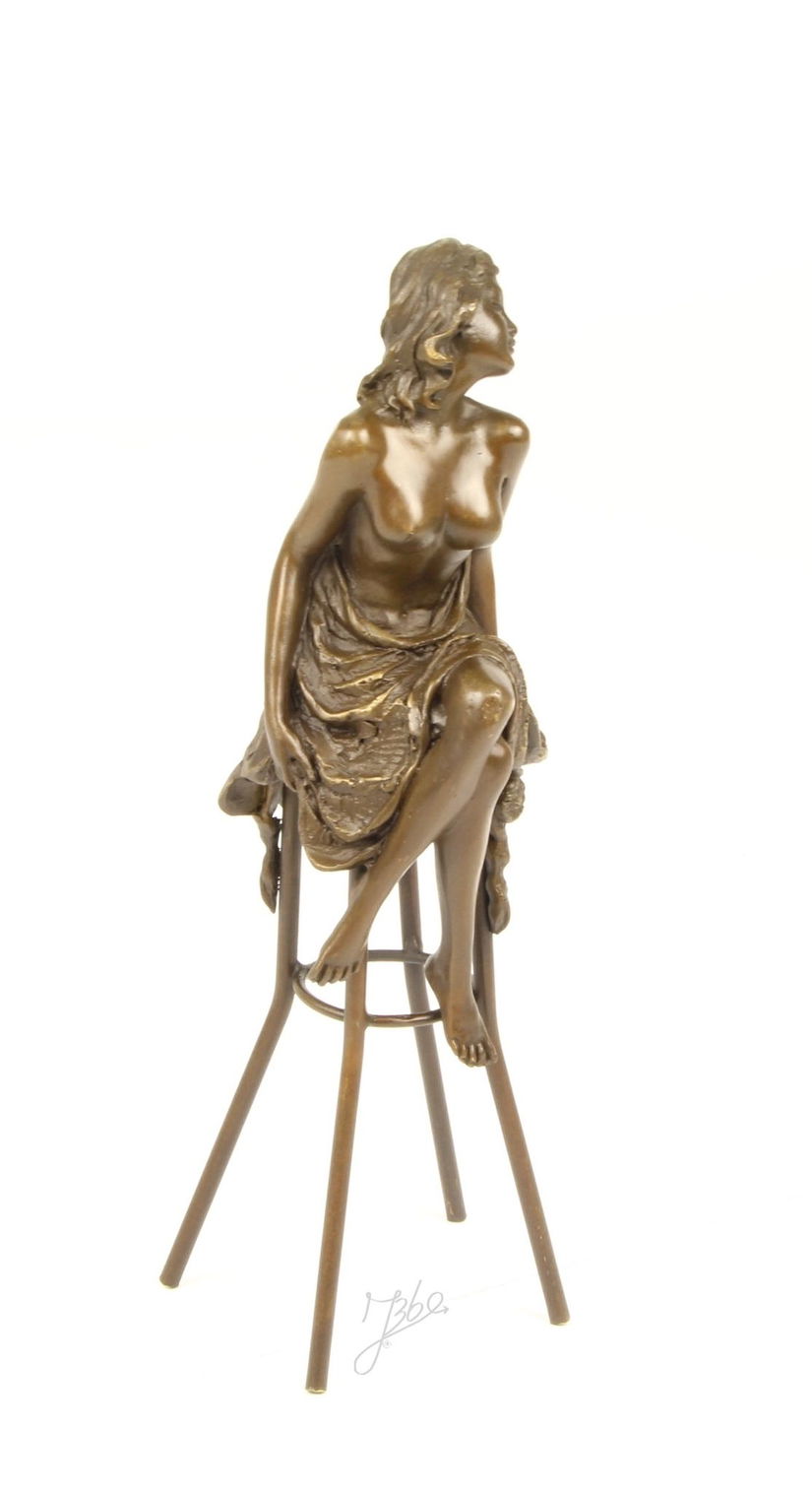 DOAMNA LA BAR - STATUETA DIN BRONZ PE SOCLU DIN MARMURA