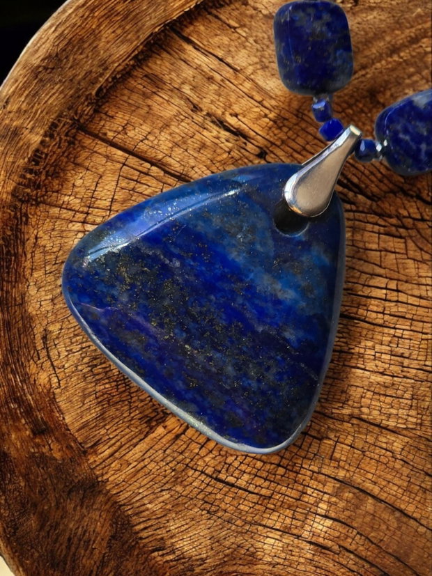Colier cu pandantiv, din lapis lazuli, hematit si argint