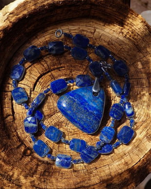 Colier cu pandantiv, din lapis lazuli, hematit si argint