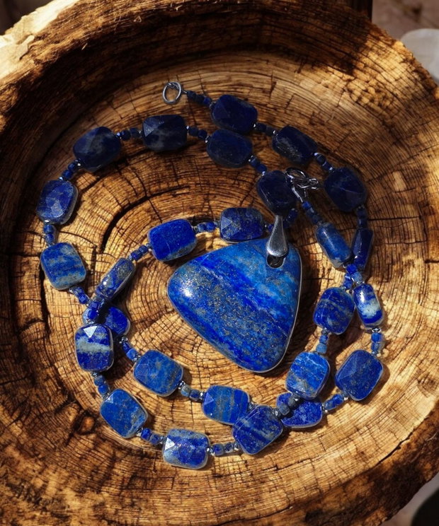 Colier cu pandantiv, din lapis lazuli, hematit si argint