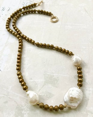 Colier CHOKER hematite auriu antichizat & perle albe baroc