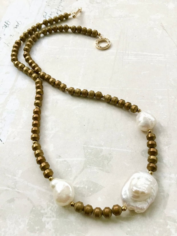 Colier CHOKER hematite auriu antichizat & perle albe baroc