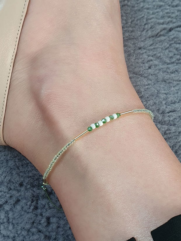 Anklet fin cu mărgele verde și auriu  Bijuterie delicată de vară