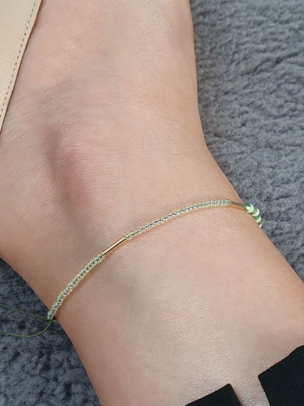Anklet fin cu mărgele verde și auriu  Bijuterie delicată de vară