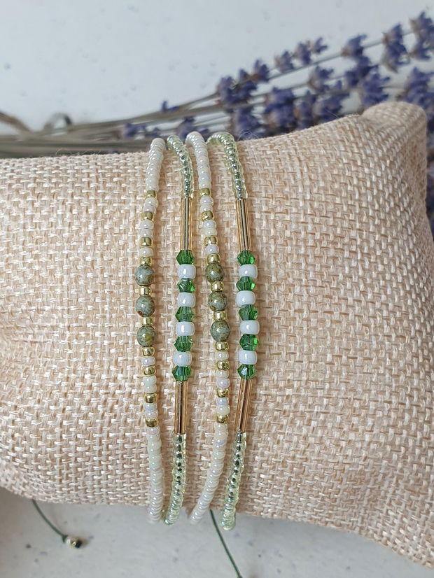 Anklet fin cu mărgele verde și auriu  Bijuterie delicată de vară