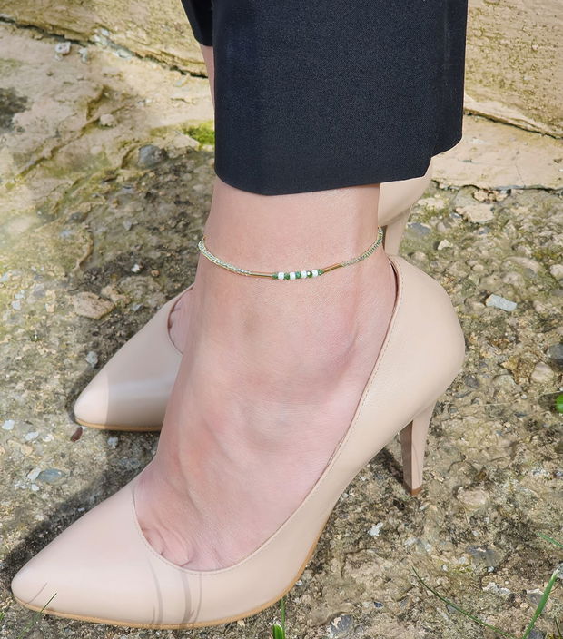 Anklet fin cu mărgele verde și auriu  Bijuterie delicată de vară