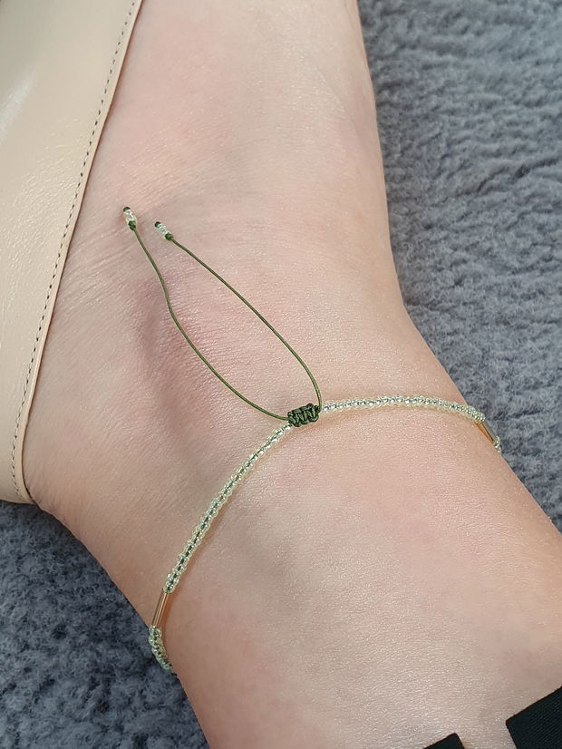 Anklet fin cu mărgele verde și auriu  Bijuterie delicată de vară