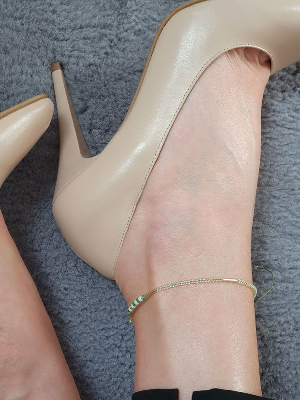 Anklet fin cu mărgele verde și auriu  Bijuterie delicată de vară