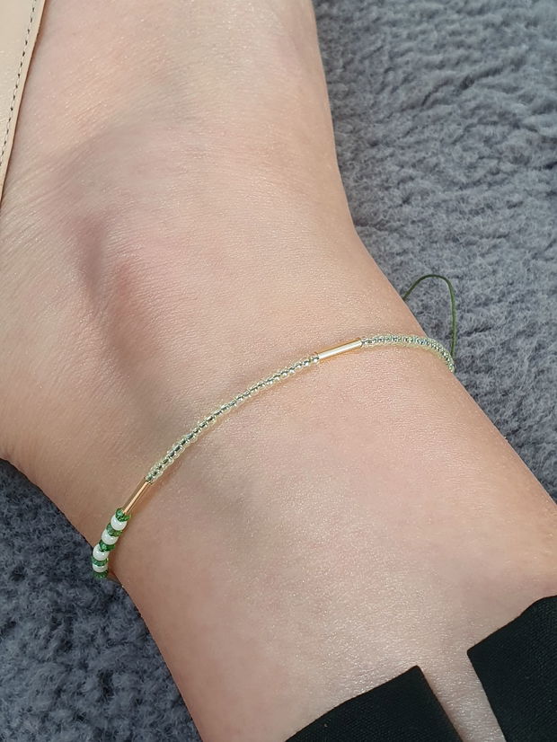 Anklet fin cu mărgele verde și auriu  Bijuterie delicată de vară
