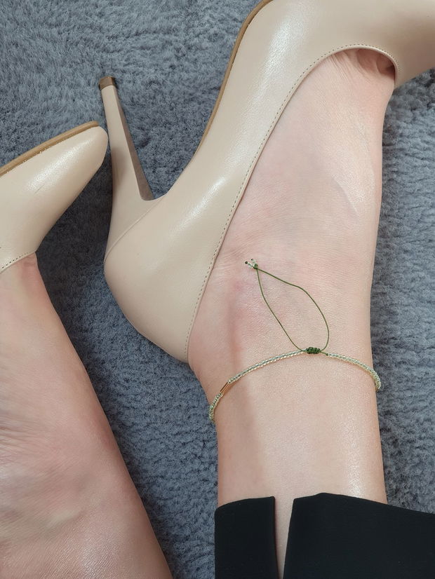 Anklet fin cu mărgele verde și auriu  Bijuterie delicată de vară