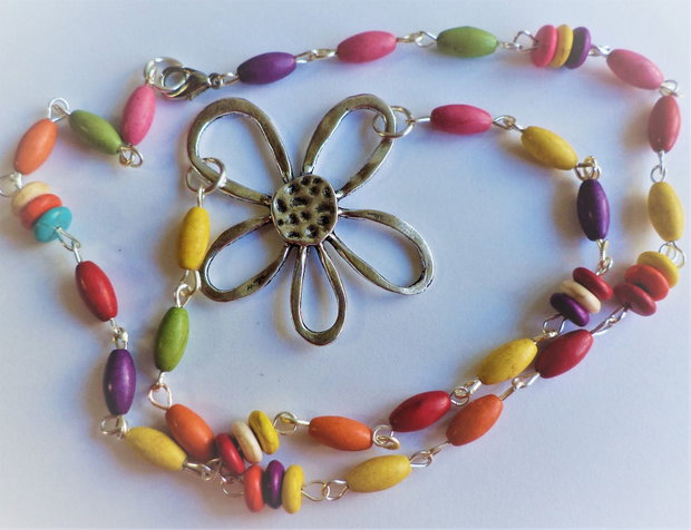 Colier handmade din margele de howlit mulicolore si pandantiv floare din zamac argintat