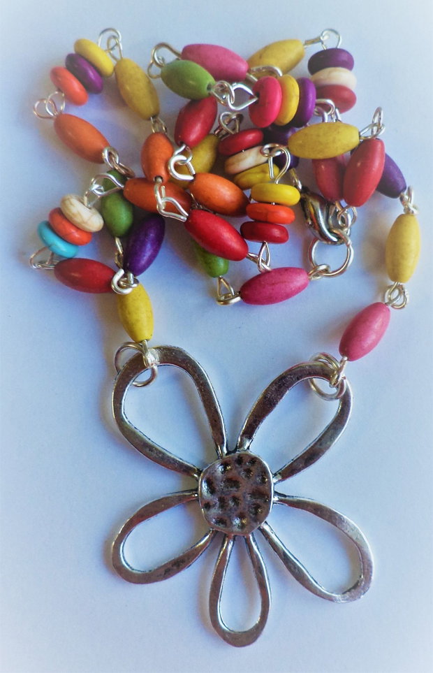 Colier handmade din margele de howlit mulicolore si pandantiv floare din zamac argintat