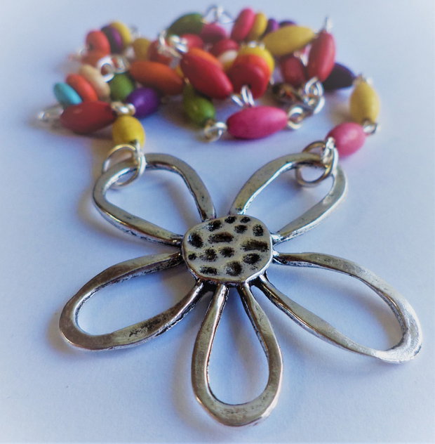 Colier handmade din margele de howlit mulicolore si pandantiv floare din zamac argintat