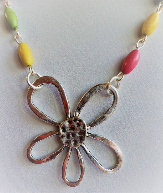 Colier handmade din margele de howlit mulicolore si pandantiv floare din zamac argintat