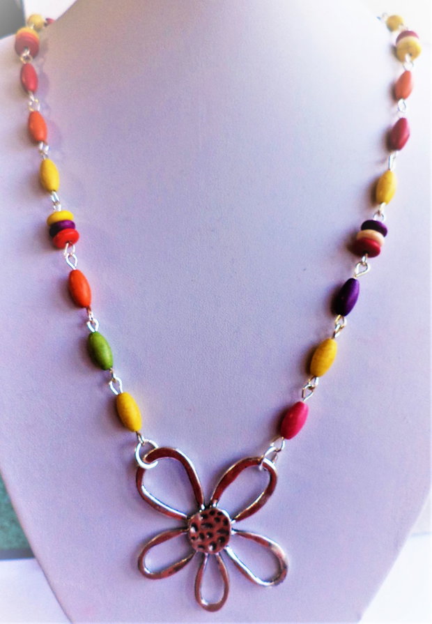 Colier handmade din margele de howlit mulicolore si pandantiv floare din zamac argintat
