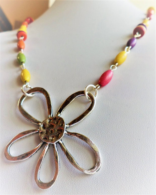 Colier handmade din margele de howlit mulicolore si pandantiv floare din zamac argintat