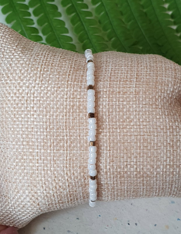 Brățară fină din mărgele albe și accente bronz