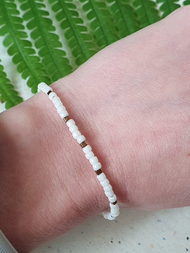 Brățară fină din mărgele albe și accente bronz