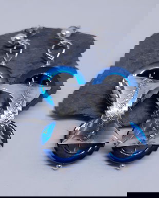 Cercei unicat, cu inele de hematit iridiscent unite cu un element geometric  de argint pur