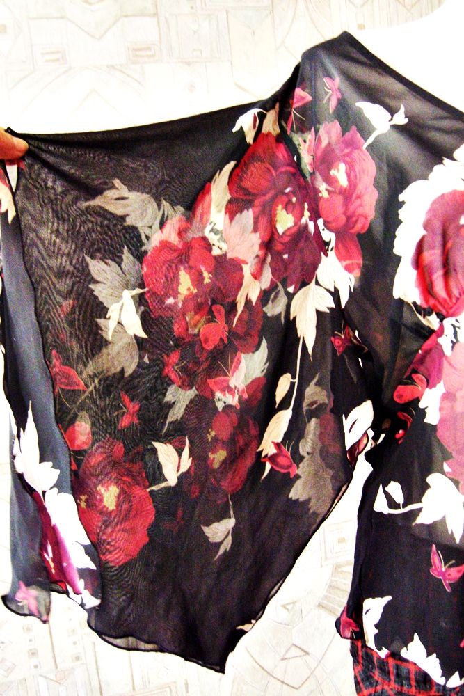bluza Bay , model fluture , cu flori rosii ,16
