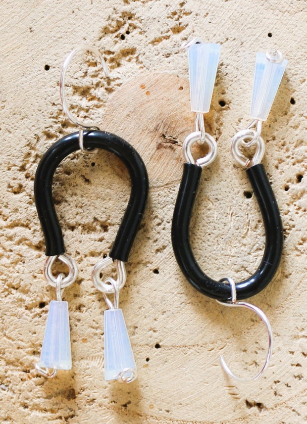 Cercei contemporani,handmade din sarma ,tub silicon si cristale conice