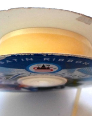 Panglica satin ribbon alb crem transparent cu margini alb crem mat