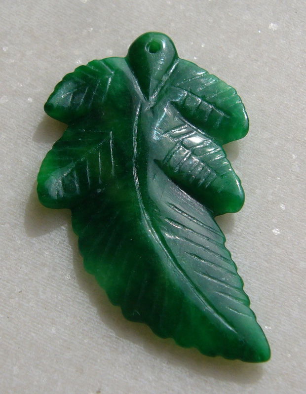 Frunza masiva gravata din jad verde aprox 3x28.5x51 mm