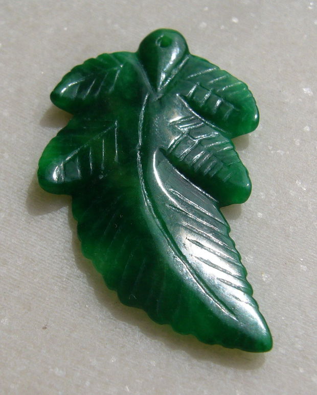 Frunza masiva gravata din jad verde aprox 3x28.5x51 mm