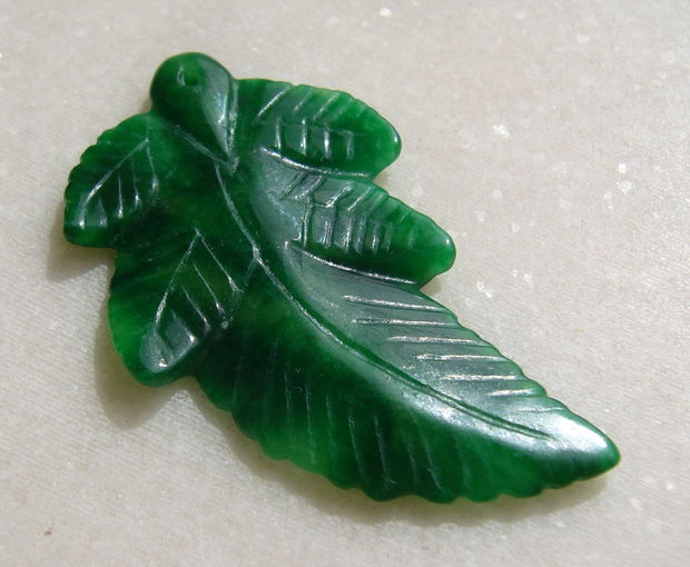 Frunza masiva gravata din jad verde aprox 3x28.5x51 mm