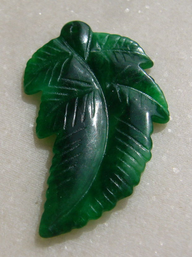 Frunza masiva gravata din jad verde aprox 3x28.5x51 mm
