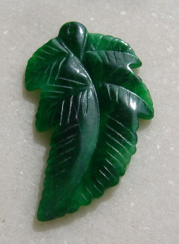 Frunza masiva gravata din jad verde aprox 3x28.5x51 mm