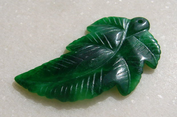 Frunza masiva gravata din jad verde aprox 3x28.5x51 mm
