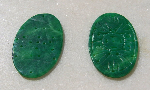 (2 bucati) Pandantiv oval gravat manual din jad verde aprox 1.5x25x41 mm